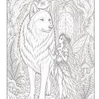 Eine Fee mit Flügeln steht neben einem großen Wolf in einem verwunschenen Wald. Es gibt keine Texte im Bild.