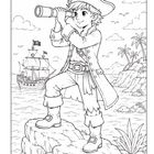 Ein Junge als Pirat, Fernglas haltend, steht auf Felsen. Im Hintergrund ein Piratenschiff und eine Insel mit Palmen.