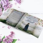 "Buchcover von Emilia Flynn, 'Morgan's Hall'. Dominierende Blumenmuster, Frau mit Hut vor nebliger Landschaft."