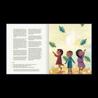 Text: 

FRAGEN:
1. Warum folgten die Menschen Jesus, und warum wollten sie von ihm
lernen?
2. Warum waren die religiösen Anführer über Jesus verärgert?
3. Warum erlebte die Krieger Jesus’ Auferstehung?

Illustration: Drei fröhliche Kinder, die nach oben schauen und tanzen. Sie sind von Blättern und einem hellen Hintergrund umgeben.