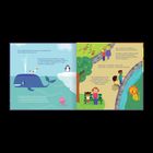 Linke Seite: Texte über Gottes Schöpfung des Meeres, der Vögel und Tiere mit bunten Illustrationen von Meerestieren. 

Rechte Seite: Texte über Land, Pflanzen, Tiere und Menschen in einem Park mit Bäumen, Tieren und spielenden Kindern.