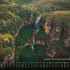 Text: "Wentworth Fall im Blue Mountain National Park".
Grünes Tal mit Wasserfall, umgeben von dichten Wäldern. Kalenderdaten.