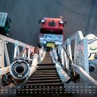 Kalenderdaten unten, eine Feuerwehrauto-Leiter aus der Perspektive nach unten gerichtet.