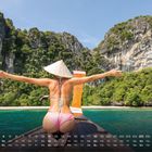 Kalender mit den Tagen des Monats und der Zahl 4. Eine Person auf einem Boot in türkisfarbenem Wasser vor Felsen.