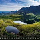 Ring of Kerry Mountains – West-Irland. Kalenderblatt mit Tagen und Zahlen. Grüne Berge, blauer See unter klarem Himmel.