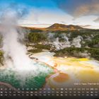 "Wai-O-Tapu, Thermal Wonderland" und "4" unten rechts. Eine dampfende, farbenfrohe Landschaft mit Bergen und Wäldern.