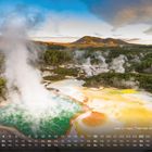 Text im Bild: „Wai-O-Tapu, Thermal Wonderland 4“. Heißer See mit bunten Mineralfeldern, umgeben von üppiger Vegetation.