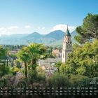 Text: "Blick nach Meran", "4". 
Kalenderansicht mit Datumsangaben unten. 
Palmen und Kirche im Vordergrund, Berge im Hintergrund.