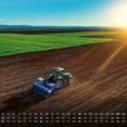 Kalendergrafik mit Datum und Wochentagen. Traktor pflügt Feld bei Sonnenuntergang, Felder im Hintergrund.