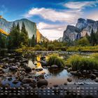 Kalender mit Text: "Sonnenaufgang Yosemite National Park". Landschaft mit Bergen, Bäumen und einem Bach.
