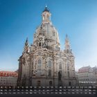 „Frauenkirche am Neumarkt 4“. Kalenderansicht vor der Frauenkirche in Dresden bei strahlend blauem Himmel.