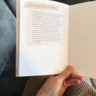 „LEICHTER DURCHS LEBEN“ steht oben. Darunter ein Text über das Loslassen von Lasten und innere Freiheit. Eine Hand hält das Buch.