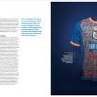 Text über Maradonas Trikot und Auktion, daneben farbenfrohes Fußballtrikot vom Queens Park FC auf dunklem Hintergrund.