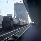 Ein Zug mit der Nummer 65 014 steht an Gleis 12 im Bahnhof. Rechts im Bild ist ein Kalender für April mit Datumsangaben.
