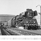 "April, 03 0058-2." Dampflok im Bahnhof, Kalenderdarstellung, Gebäude im Hintergrund.