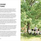 „LEISTUNG OHNE ERSCHÖPFUNG“ steht groß geschrieben. Darunter sitzt eine Gruppe von Menschen im Kreis unter einem Baum.