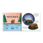 „November: Der kleine Bär“. „Komm schon, Mama...“. Zwei Bären in einer Höhle, draußen Fische und Bäume. Illustration.