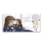 "Mama sieht etwas Buntes im Tipi hängen, mit Federn und Perlen und einem Netz aus Bindfäden." Zwei Otter kuscheln.