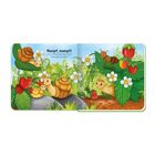 Text steht: "Mampf, mampf! Wer ist klein, hat aber stets mächtigen Hunger?" Drei fröhliche Schnecken und eine Ameise bei Erdbeeren.