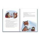 Text: "Unterwegs, schnell, schnell, treffen Paulchen, Emma und Nora auf Theo, das rote Eichhörnchen." Gemälde von Tieren im Schnee.