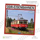„DDR-EISENBAHNEN“ oben, „2027“ rechts. Roter Zug auf Gleisen in einer ländlichen Umgebung mit Bäumen.