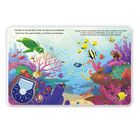 Ein Text oben sagt: „Das Meer ist tief, das Meer ist weit...“ Unterwasserwelt mit bunten Fischen, Korallen und einer Schildkröte.