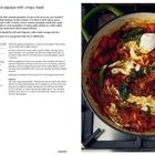 "Stir-fried papaya with crispy basil." Rezept mit Zutaten und Zubereitung auf der linken Seite. Rechts ein Topf mit roten Zutaten.