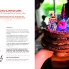 Schoko-Sahnetorte: Zaubertorte für Geburtstage. Links Rezepttext, rechts Torte mit Einhorn-Deko, Kerze und Blüten.