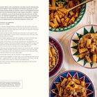 "Rigatoni mit Fake-Fleischsauce" Rezept mit Zutaten und Anleitung. Rechts daneben farbenfrohe Teller mit Rigatoni.