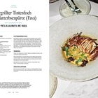 "Gegrillter Tintenfisch mit Platterbsenpüree (Fava). Rezept, Zutaten, Zubereitung. Rechts Tintenfisch auf gelbem Püree serviert."