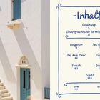 „Inhalt“ steht oben im Handlettering-Stil. Es folgen eine Einleitung und Kapitel über griechische Küche mit Seitenzahlen. Links eine weiße Fassade mit blauen Türen und Treppe.