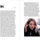 JILL TARTER UND DIE ANFÄNGE VON SETI. Rechts: Text über SETI und Jill Tarter. Drei Bilder: Tarter am Teleskop, Person mit Kopfhörern, Illustrationsszene.