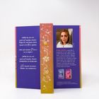 Text: „Willst du von mir geküsst werden, Nora?“, fragt er. Rechts eine Beschreibung über Kyra Groh mit Foto. Bunte, florale Gestaltung.