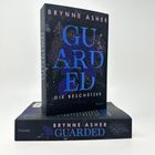 "Brynne Asher: Guarded. Die Beschützer. Roman. Forever." Zwei Bücher, eines stehend, eines liegend, mit floralen Mustern.