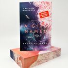 "A Girl Named Josie: Breaking Waves" von Kristina Moninger. Roman mit Meeresmotiv und einem Boot.