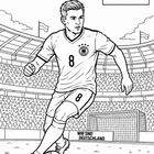 "DEUTSCHLAND", "8", "WIR SIND DEUTSCHLAND". Ein Fußballspieler dribbelt vor einem vollen Stadion und Tor. Illustration.