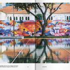 Zheng Mahler, The Green Crab: Eine bunte Wandmalerei in einem Hof mit weißen Gebäuden, Bäumen und einer Wasserreflexion.