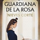 „LA GUARDIANA DE LA ROSA. NIEVES CORTE.“ Eine Frau in historischer Kleidung schreibt an einem Pult.