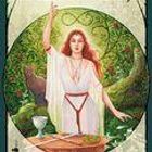 "El Tarot del Jardín de la Bruja" – Gemälde einer Frau in einem weißen Kleid mit erhobenem Arm. Grünen Hintergrund mit Symbolen.