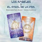 Titel: Los ángeles y el árbol de la vida. Namen: Maricarmen-Rajel Blasco, Sandra Casanellas. Zwei Karten, Flügel, Symbole.