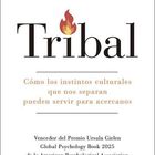 „Michael Morris. Tribal. Cómo los instintos culturales que nos separan pueden servir para acercanos.“ Oben Flammensymbol.