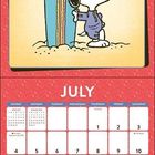 Text: "JULY" Kalender mit Wochentagen. Illustration: Beagle mit Sonnenbrille lehnt an einem Surfbrett am Strand.