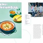 **Kimchi-bokkeumbap**

Linke Seite: Eine Schüssel Kimchi-Reis, daneben eine Tasse Suppe und Glas Wasser. Rechts: Gruppe von Personen beim Kochen im Freien.