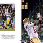 Texte beschreiben Footballspielzüge. Bilder zeigen Spieler in Action auf dem Spielfeld: Tackles, Touchdowns und Jubel.