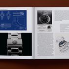 Links Skizzen einer Uhr, rechts oben eine Werbung von Patek Philippe mit Beschreibung und Uhrmodell, unten Foto eines Uhrenarmbands.