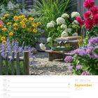 36. Woche September 2027. Blumen im Vordergrund, darunter Hortensien und Dahlien, umgeben von einem Bauerngarten.