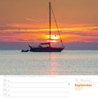 36. Woche, September 2027. Segelboot im Sonnenaufgang auf der Ostsee, Schleswig-Holstein, Deutschland.