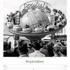 Fahrgeschäft "Sputnik" auf dem Oktoberfest 1958. Menschen in runden Wagen, die Erde in der Mitte. Text: September, Kalenderlayout.