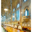 Der Text zeigt Monats- und Tagesangaben: "39 SEP/OKT MO 27 DI 28 MI 29 DO 30 FR 01 SA 02 SO 03". 

Im Raum sind hohe Gewölbedecken, viele Bücherei-Tische und Lampen. Große Fenster lassen viel Licht herein.