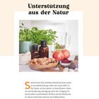 "Unterstützung aus der Natur" steht über einem Foto mit Kräutern, braunen Flaschen und Früchten auf einem Tisch.